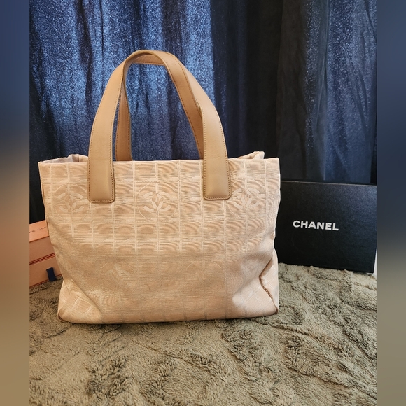 Chanel CC Logo Travel Ligne Tote - Picture 3 of 16